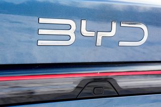 EU požádala Čínu o dobrovolné omezení vývozu hybridních vozů - Novinky